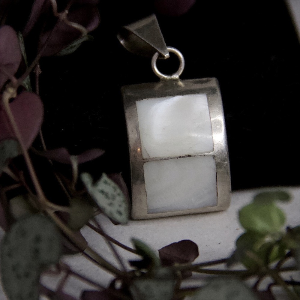 Vintage Taxco Mexico 925 Sterling Silver Mother of Pearl‎ Inlay Curved Pendant